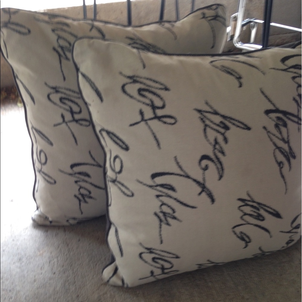 Decorate pillows.